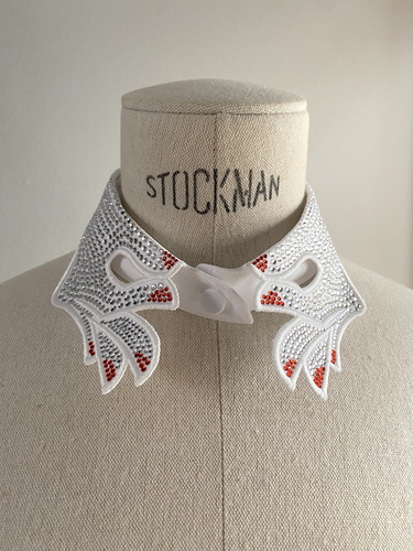 Hand collar with crystals