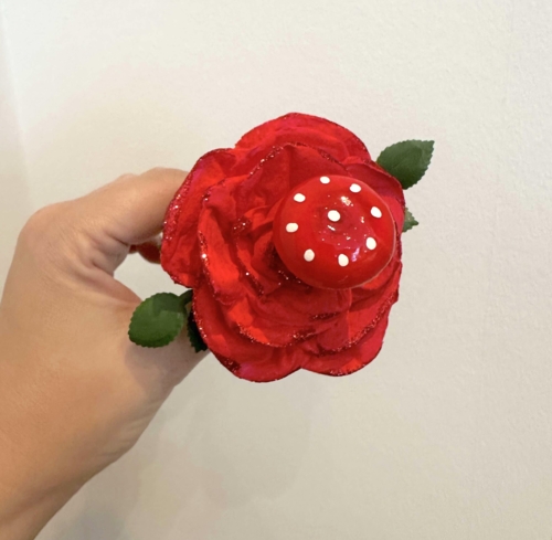 Svampe-pige i rose