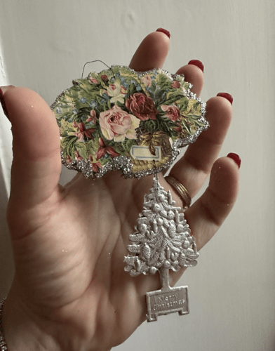 Blomsterkurv med juletræ